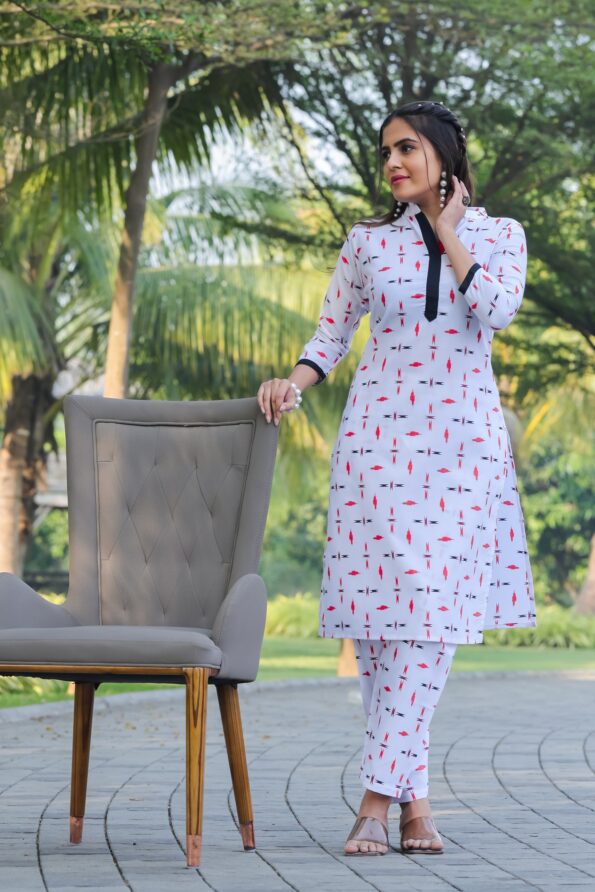 Women Cotton Blend Digital Print Kurta With Pant  Set