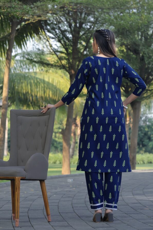 Women Cotton Blend Digital Print Kurta With Pant  Set