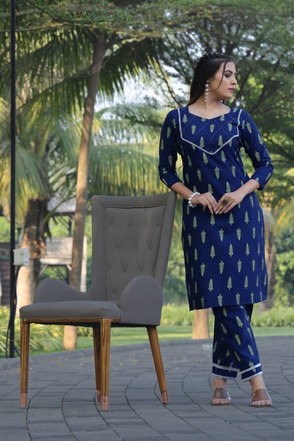 Women Cotton Blend Digital Print Kurta With Pant  Set