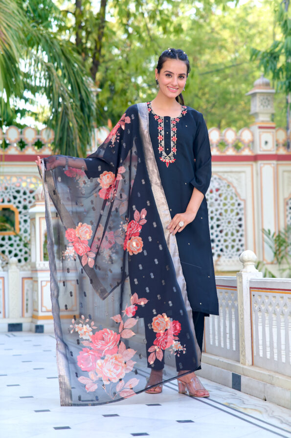 Women Embroidered PV Kurta With Pant And Dupata Set