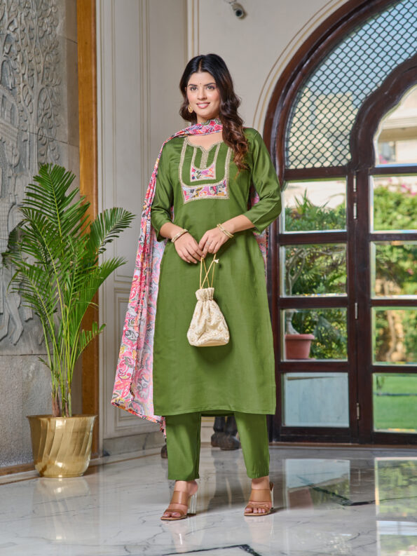 Women's Embroidered Chanderi Kurti With Pant & Dupatta Set